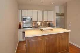 Luxury 2 Bedroom Penthouse Condo with Skyline View in Los Angeles, CA (Photo 4 of 4)