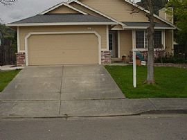 Very Clean 3 Bedroom Home in Cloverdale with Large Living Area  in Cloverdale, CA