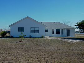 Quiet 3 Bedroom Home with Vaulted Ceilings and Skylight in Cape Coral, FL (Photo 2 of 2)