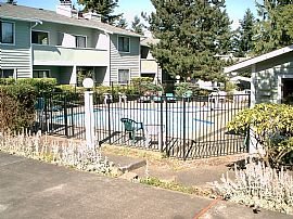 Comfortable 1 Bedroom Ground Floor Condo with Covered Patio in Everett, WA (Photo 8 of 11)