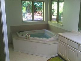 Large 3 Bedroom - Approx. 2300 Sq. Ft. Rambler Home on Dead-End  in Everett, WA (Photo 3 of 10)