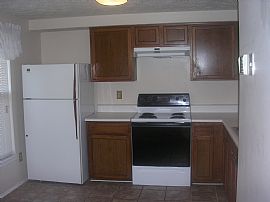 Greencastle Lakes Townhouse in Burtonsville, MD (Photo 4 of 5)