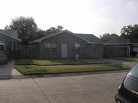 Sensational 3 Bedroom Home with Big Fenced-In Backyard in Kenner, LA