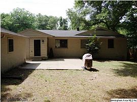 Impeccable 3 Bedroom Home with Crown Molding in Crestview Hills in Birmingham, AL (Photo 2 of 10)