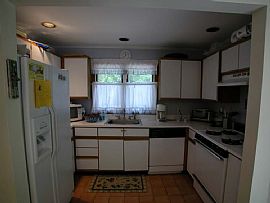 Charming 4 Bedroom Lake House with Gorgeous Lake Views! in New Fairfield, CT (Photo 7 of 8)