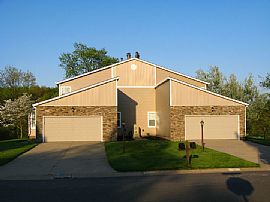 Luxurious 3 Bedroom Duplex Apartment with Vaulted Ceiling in North Canton, OH