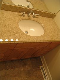 Luxurious 3 Bedroom Duplex Apartment with Vaulted Ceiling in North Canton, OH (Photo 5 of 9)