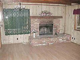 Beautiful 5 Bedroom Home with Bonus Room in Crestline, CA (Photo 4 of 6)