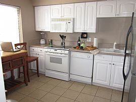 Very Spacious 2 Bedroom Condo with Enclosed Private Patio in San Diego, CA (Photo 2 of 4)