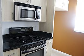 Beautiful 2 Bedrooms Luxury Condo in Convenient Location in Canoga Park, CA (Photo 4 of 5)