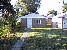 Cozy 2 Bedroom with Fenced Yard and Garage in Evansville, IN (Photo 2 of 2)