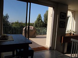 Beautiful Townhome in Gated Community in Bixby Knolls, CA (Photo 3 of 9)