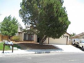 Great 3 Bedroom Home Behind Mall Area in Victorville, CA