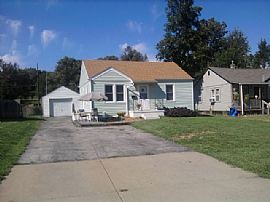 Clean 2 Bedroom Ranch Home - Close to Interstate in Omaha, NE (Photo 2 of 4)