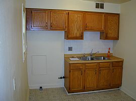 Great 2 Bedroom Apartment in 4 Family Building in Milwaukee, WI (Photo 3 of 6)