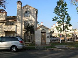 Sharp 3 Bedroom Townhouse with Hardwood Flooring  in Paramount, CA (Photo 3 of 3)