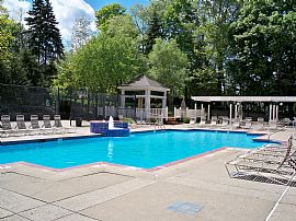 Beautiful 2 Bedroom Apartment with Unbeatable Sept. Specials! in North Olmsted, OH