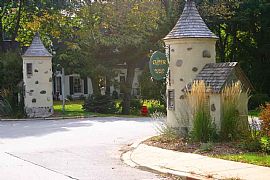 Lower Duplex Home in Beautiful Niehgborhood in Glendale, WI