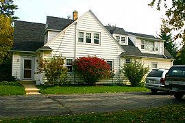 Lower Duplex Home in Beautiful Niehgborhood in Glendale, WI (Photo 2 of 5)
