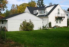 Lower Duplex Home in Beautiful Niehgborhood in Glendale, WI (Photo 3 of 5)