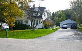 Lower Duplex Home in Beautiful Niehgborhood in Glendale, WI (Photo 5 of 5)