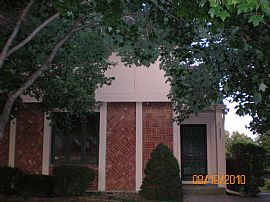 Sleek 3 Bedroom Townhouse in Coves Subdivision in Kansas City, MO