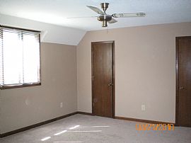 Sleek 3 Bedroom Townhouse in Coves Subdivision in Kansas City, MO (Photo 4 of 4)