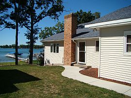 Quaint 3 Bedroom Indian Lake Home with Lakefront Yard in Vicksburg, MI (Photo 5 of 11)