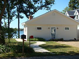 Quaint 3 Bedroom Indian Lake Home with Lakefront Yard in Vicksburg, MI (Photo 6 of 11)