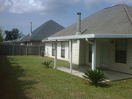 Beautiful, Spacious 3 Bedroom Home with 2 Car Garage in Destrehan, LA (Photo 8 of 9)