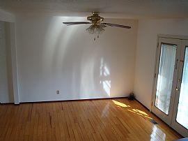 Home For Rent in Great Location in Sandy, UT (Photo 4 of 11)