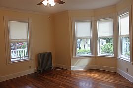 Cozy 2 Bedroom Apartment with Short Walk to Commuter Rail in Wakefield, MA
