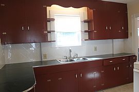 Cozy 2 Bedroom Apartment with Short Walk to Commuter Rail in Wakefield, MA (Photo 5 of 6)