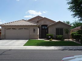 Beautiful 3 Bedroom Home with Den in Carino Estates in Chandler, AZ