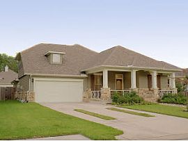 Live Better in This 3 Bedroom Home in Priceless Location in The Woodlands, TX