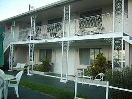 Roomy 1 Bedroom Apartment - 1 Block From Beach in Pompano Beach, FL (Photo 2 of 5)