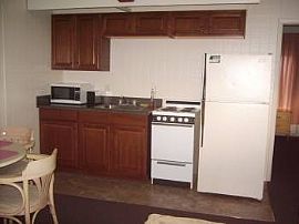Roomy 1 Bedroom Apartment - 1 Block From Beach in Pompano Beach, FL (Photo 4 of 5)