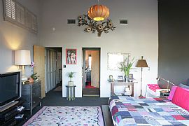 Fabulous Mid-Century with Stunning Views and Pool in Los Angeles, CA (Photo 4 of 7)