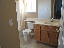 Beautiful 4 Bedroom Home in Gated Community (behind Kohls) in Sacramento, CA (Photo 9 of 12)