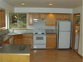 Huge 4 Bedroom Home with Great View  in Kent, WA (Photo 2 of 9)