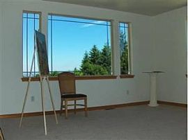 Huge 4 Bedroom Home with Great View  in Kent, WA (Photo 4 of 9)