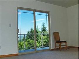 Huge 4 Bedroom Home with Great View  in Kent, WA (Photo 8 of 9)