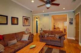 Gorgeous, Spacious 2 Bedroom Condo with Den in Chicago, IL (Photo 2 of 7)