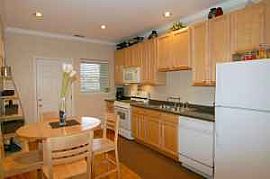 Gorgeous, Spacious 2 Bedroom Condo with Den in Chicago, IL (Photo 3 of 7)