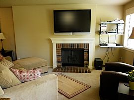 Beautiful 2 Bedroom Condo with Cozy Fireplace in Tacoma, WA