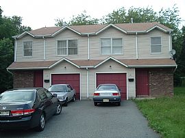 Spacious 3 Bedroom Home with Fresh New Paint in Edison, NJ (Photo 3 of 4)