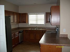 Luxury 3 Bedroom Townhouse - Near I-65 in Shepherdsville, KY (Photo 3 of 4)