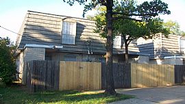 Spacious 2-Story Duplex Near Uta in Arlington, TX (Photo 2 of 9)