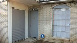 Spacious 2-Story Duplex Near Uta in Arlington, TX (Photo 3 of 9)