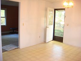 Newer 3 Bedroom Home with Fireplace and Large Master Bedroom in Manchester, CT (Photo 3 of 4)